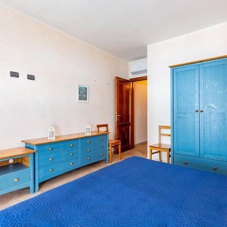 Apartment Pied Dans L'Eau Golfo Aranci Bagian luar foto