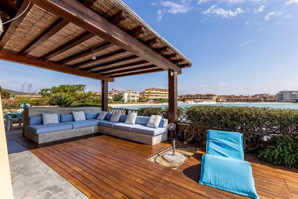 Apartment Pied Dans L'Eau Golfo Aranci Bagian luar foto