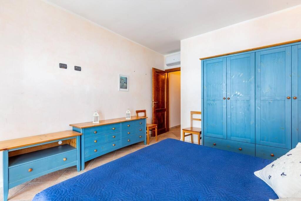 Apartment Pied Dans L'Eau Golfo Aranci Bagian luar foto