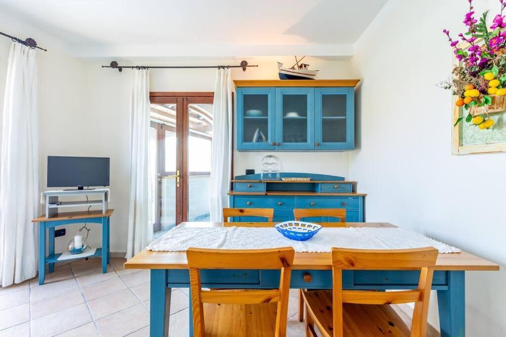 Apartment Pied Dans L'Eau Golfo Aranci Bagian luar foto