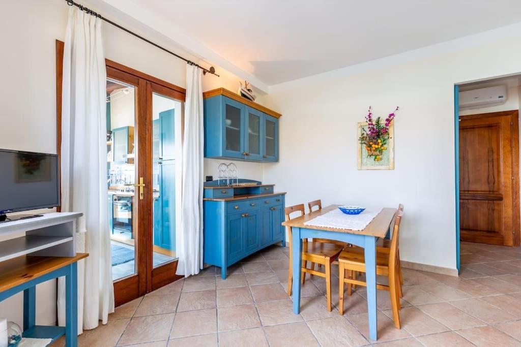 Apartment Pied Dans L'Eau Golfo Aranci Bagian luar foto