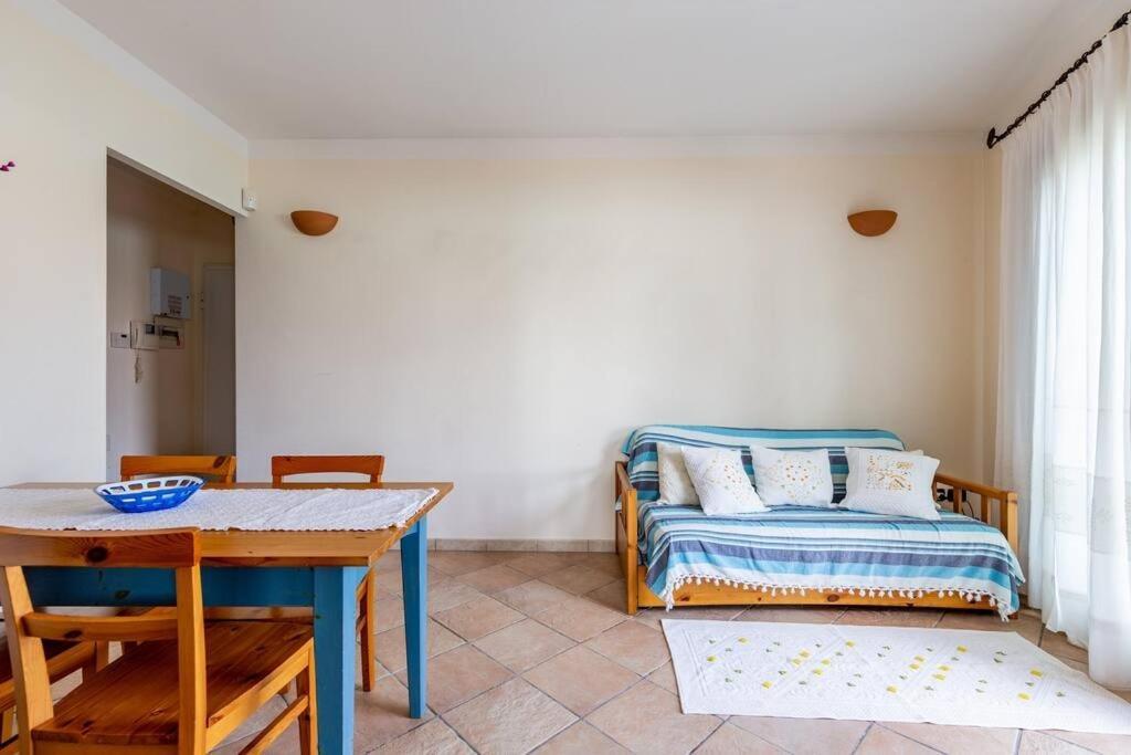 Apartment Pied Dans L'Eau Golfo Aranci Bagian luar foto